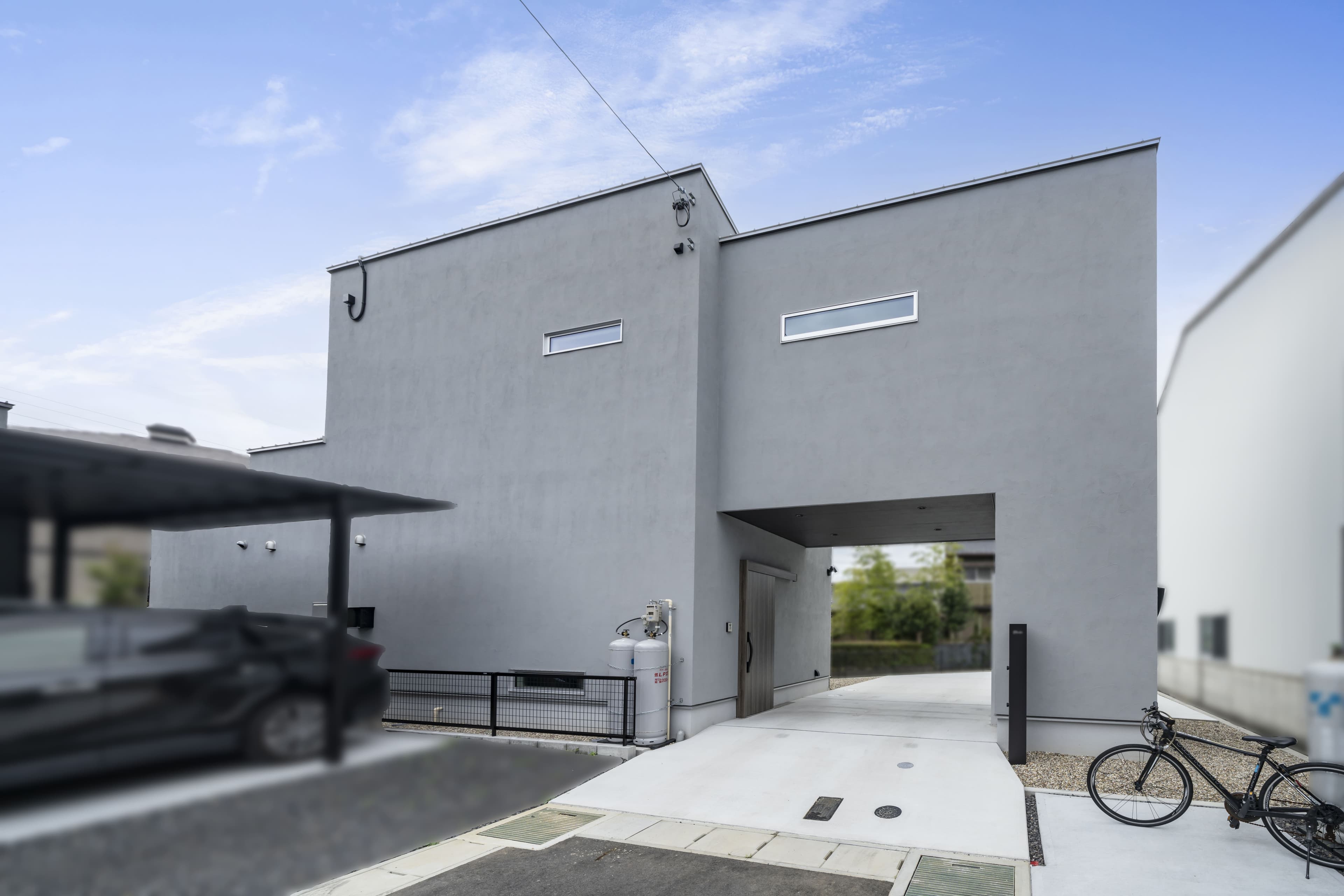 グレーの外壁と大きな開口部の住宅