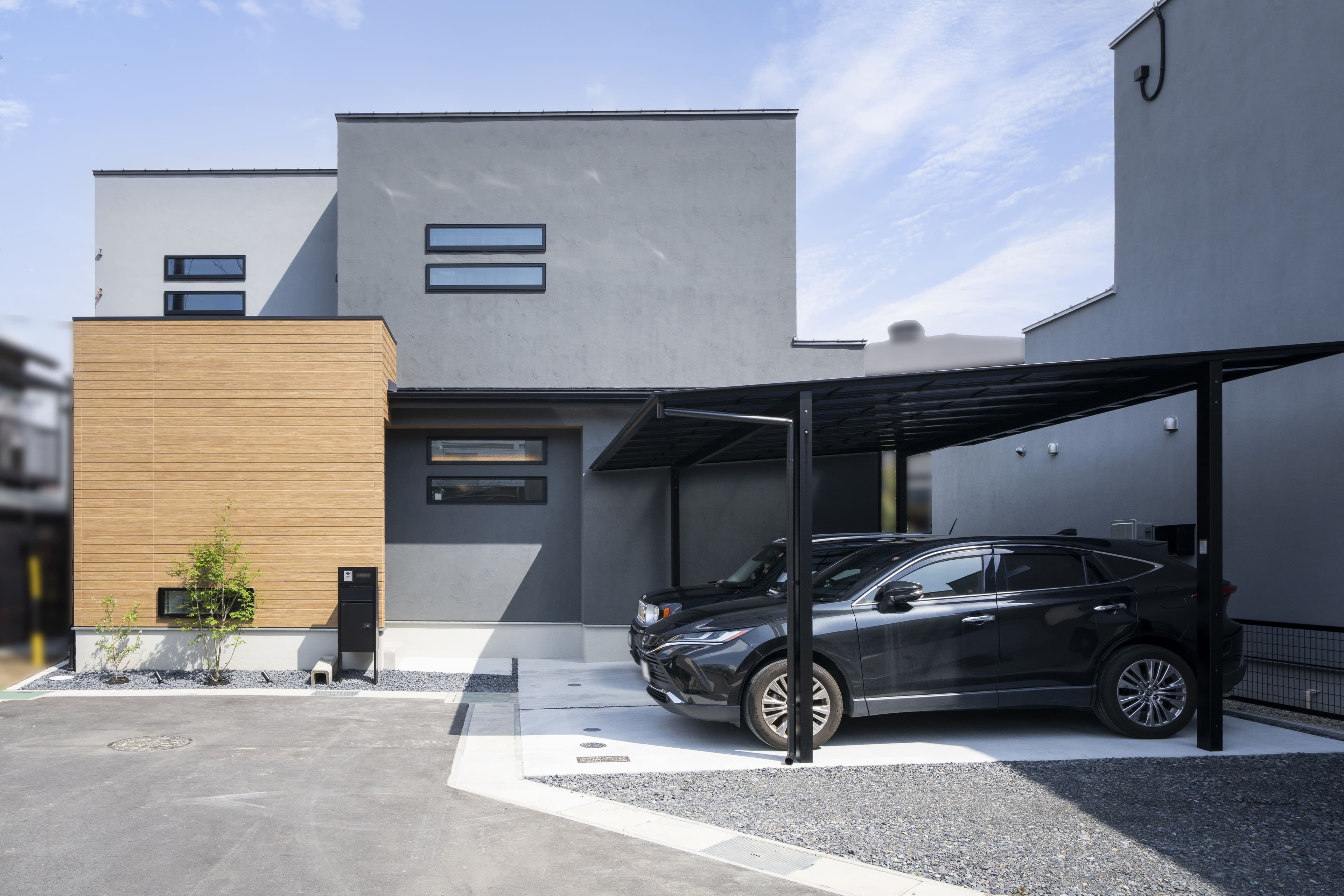 グレーの外壁に木目を配した住宅